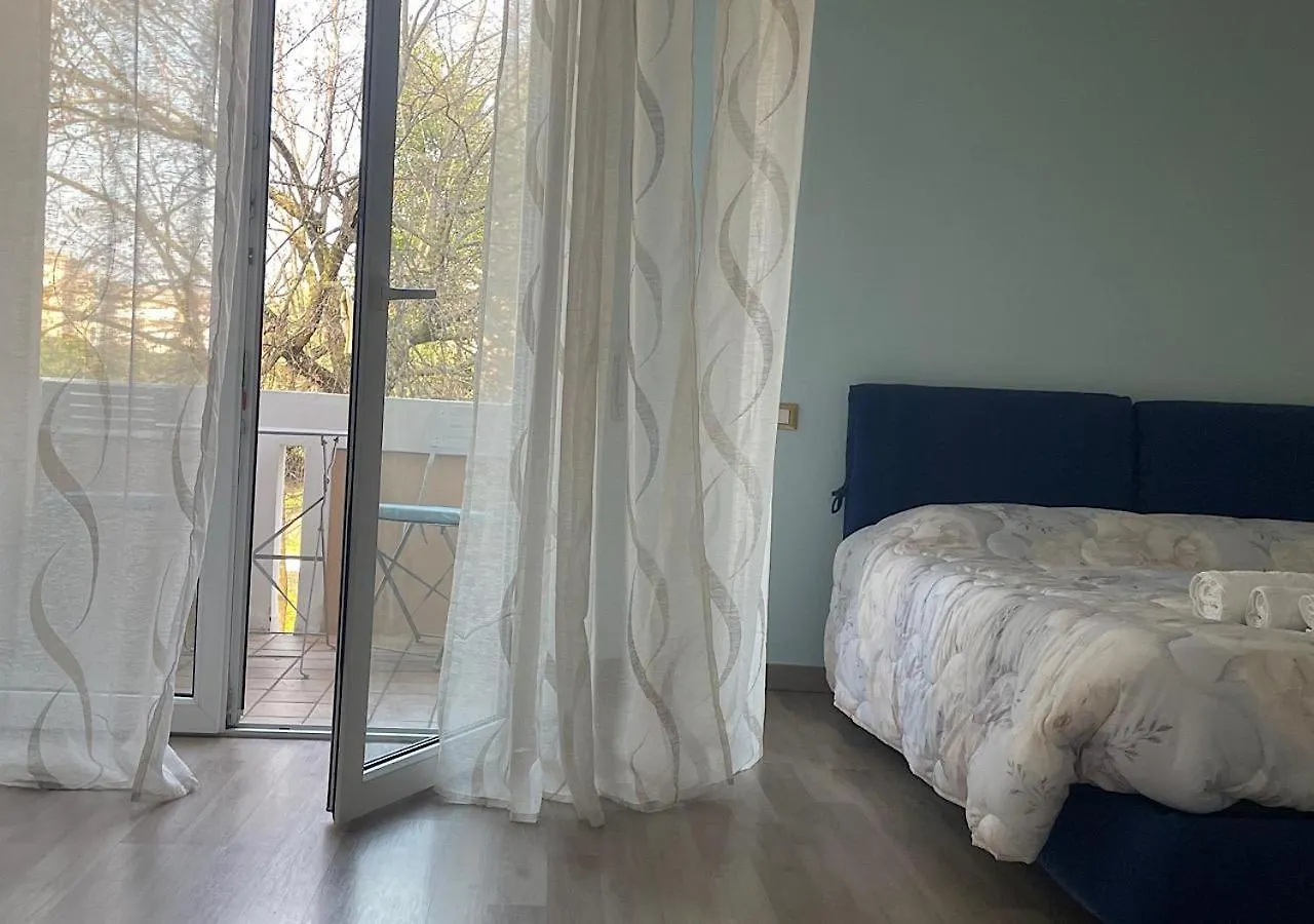La Magnolia Apartments III Poppy 代森扎诺-德尔加达 0*,